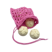 Charger l&#39;image dans la galerie, Pralines de bain avec petit sac crocheté